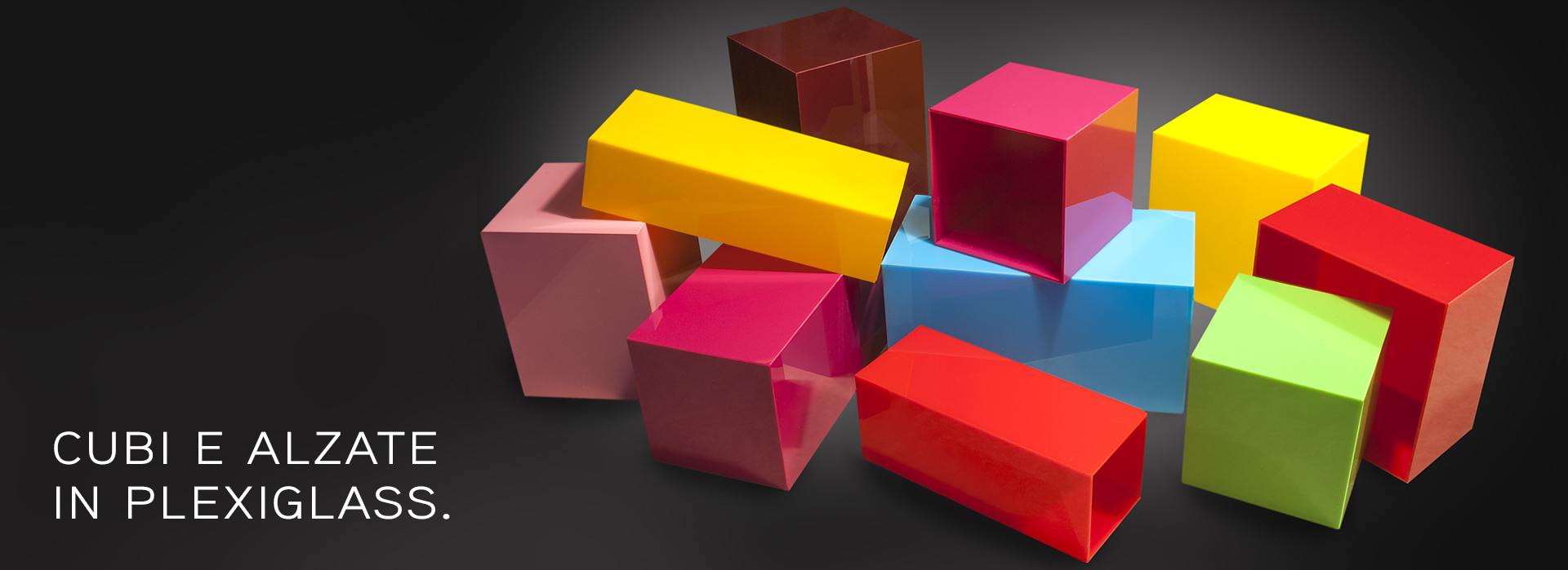 produzione di cubi, parallelepipedi alzate ed espositori in plexiglass colorato su misura