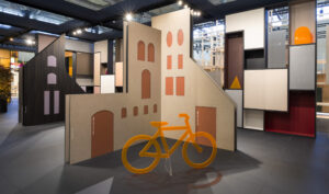 bicicletta in plexiglass arancione fluo e sagome decorative in plexiglass