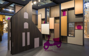 Lavorazione di plexiglass, sagoma di vespa 2D